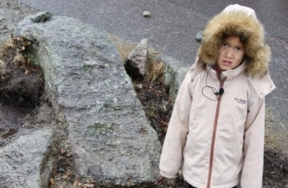В Норвегии 8-летняя девочка во время игры случайно обнаружила кремневый кинжал эпохи неолита